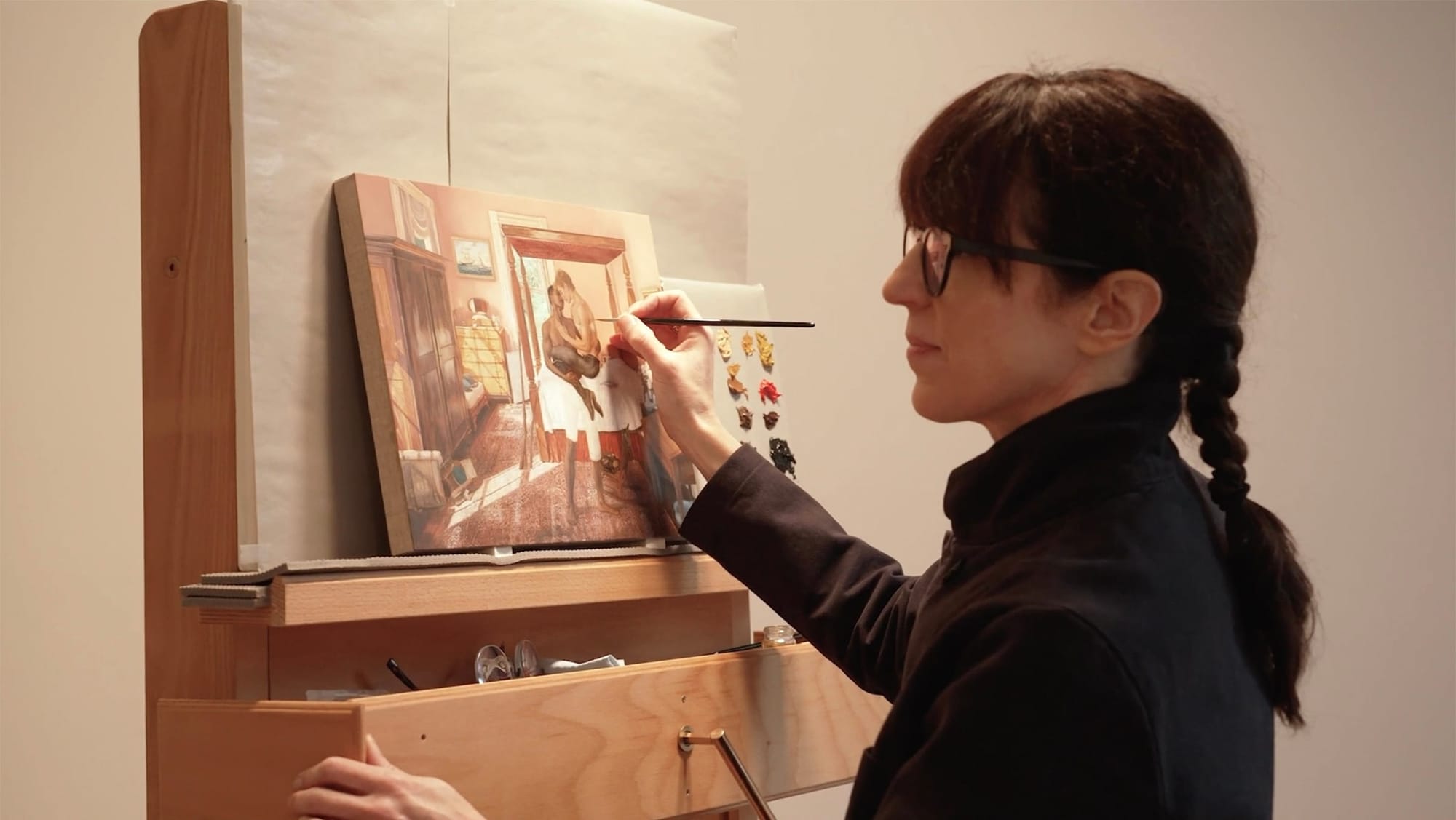 希拉里·哈克尼斯：微缩历史剧场的营造者