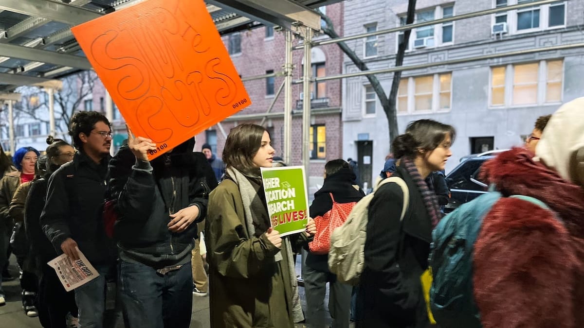 瀑布的低语：致敬帕特·斯蒂尔的艺术流淌